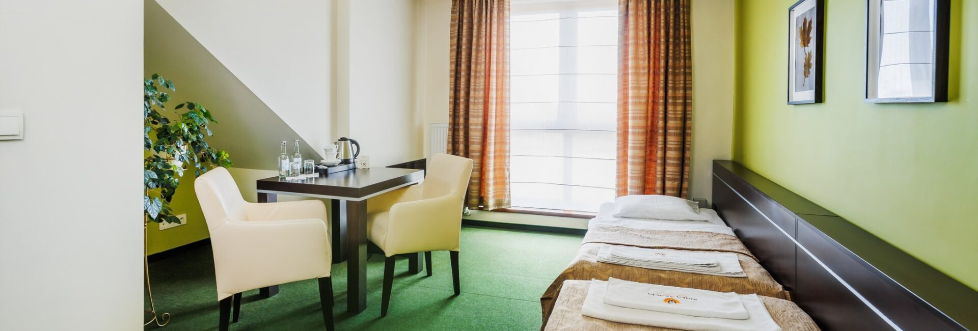 Pokój z dwoma pojedynczymi łóżkami