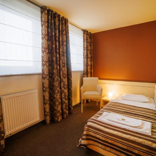 Pokój dwuosobowy z łóżkiem małżeńskim