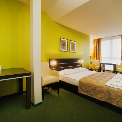 Pokój Deluxe z łóżkiem małżeńskim i pojedynczym